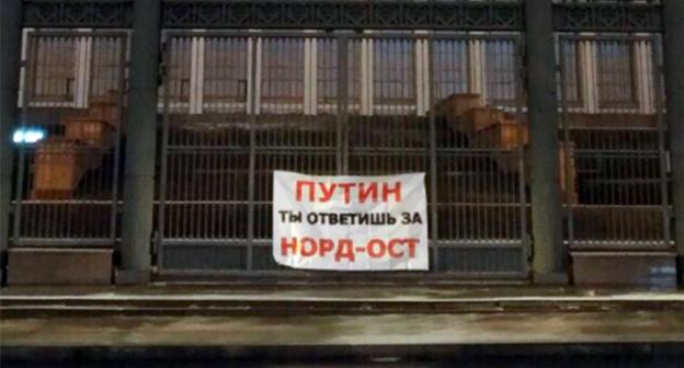 Баннер, вывешенный у здания Белого дома Фото https://twitter.com/navalnylive