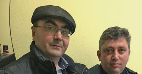 Азербайджанский активист Ялчин Гахраманоглы и журналист Фикрат Гусейнов (справа). Фото: Ялчин Гахраманоглы/RFE/RL