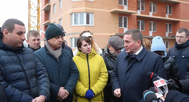 Встреча обманутых дольщиков с губернатором Волгоградской области Андреем Бочаровым (справа). Фото http://cod34.ru/