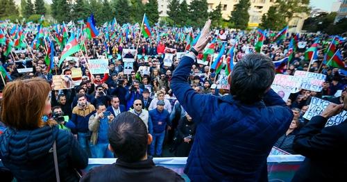 Лидер ПНФА Али Керимли выступает перед участниками митинга. Баку, 28 октября 2017 года. Фото Юлии Кашеты для "Кавказского узла".