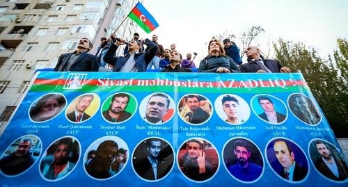 Участники митинга держат плакат с портретами политзаключенных. Баку, 28 октября 2017 года. Фото Азиза Каримова для "Кавказского узла".