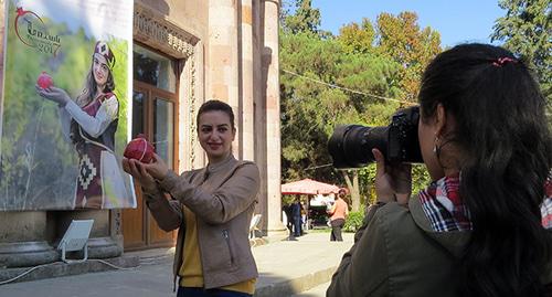 На первом фестивале граната в городе Мартуни в Мартунинском районе. Нагорный Карабах, 29 октября 2017 года. Фото Алвард Григорян для "Кавказского узла" На первом фестивале граната в городе Мартуни в Мартунинском районе. Нагорный Карабах, 29 октября 2017 года. Фото Алвард Григорян для "Кавказского узла"