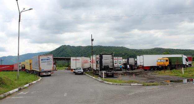 Фуры на Военно-Грузинской дороге. Фото Эммы Марзоевой для "Кавказского узла"