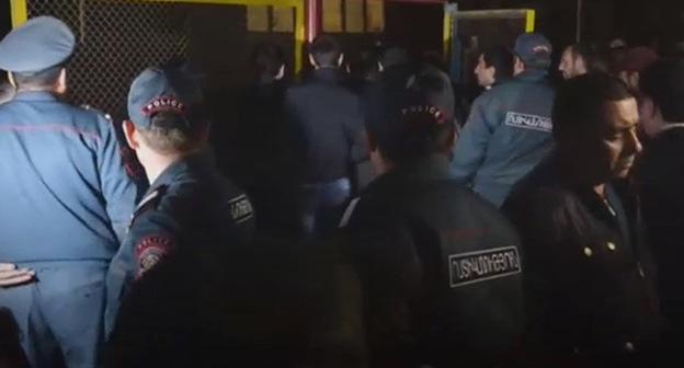 Сотрудники полиции возле армавирского детского сада. Фото https://ru.armeniasputnik.am