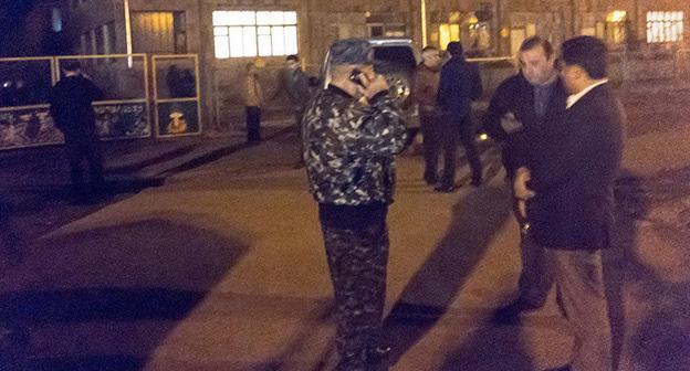 Сотрудники полиции возле детского сада в Армавире. 30 октября 2017 г. Фото https://ru.armeniasputnik.am/