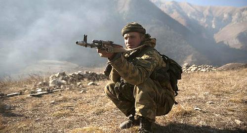 Вооруженный человек в горной местности. Фото 
Kazbek Basayev, REUTERS