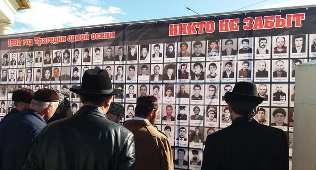 Акция памяти в Назрани. Фото http://gazetaingush.ru/obshchestvo/na-memoriale-g1oazota-kashmash-v-nazrani-proshel-traurnyy-miting