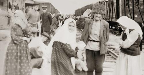 На вокзале. 1957 год. Фрунзе. Жители села Юрт-Аух. Фото https://ru.wikipedia.org