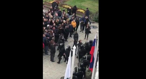 Полиция разогнала акцию жителей Вольного аула в Нальчике. 31 октября 2017 г. Кадр из видео "Кавказского узла" https://www.youtube.com/watch?time_continue=2&v=CZU-tRjWv-w
