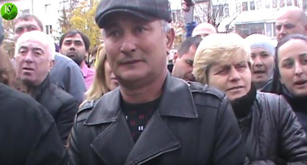 Участники акции перед администрацией города. Нальчик, 31 октября 2017 г. Кадр из видео "Кавказского узла"