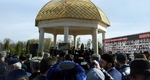Митинг на мемориале "Гlоазот кашмаш" в Назрани, 30 октября 2017 года. Фото Умара Йовлоя для "Кавказского узла". 