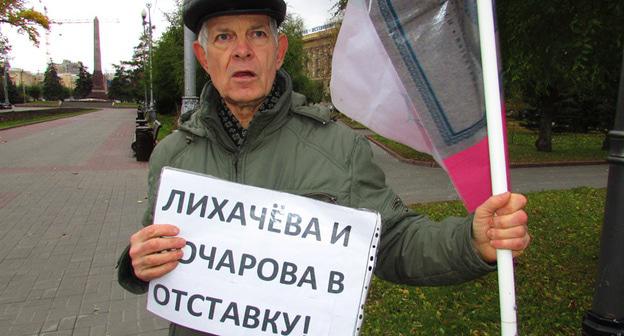 Владимир Васильченко в одиночном пикете. Волгоград, 31 октября 2017 г. Фото Вячеслава Ященко для "Кавказского узла"