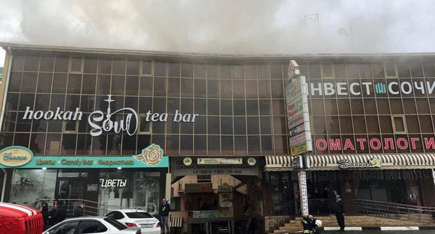 Пожар в торговом центре в Сочи 
 Фото https://vk.com/sochispletni?w=wall-38360805_2105566&z=photo-38360805_456274448%2Fwall-38360805_2105612