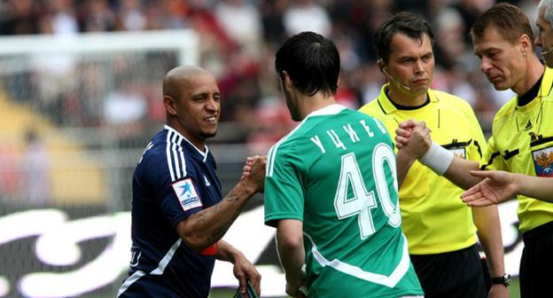 Игроки футбольных клубов "Ахмат" и "Анжи". Фото http://fc-akhmat.ru