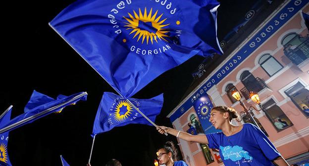 Флаги с символикой "Грузинской мечты". Фото © REUTERS/ David Mdzinarishvili