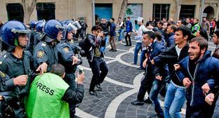 Журналист попал в потасовку между полицией и оппозиционерами на митинге за отставку парламента. 17 ноября 2012 г. Фото: Азиз Каримов для «Кавказского узла»