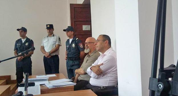 Каро Егнукян (второй справа) в зале суда. Фото: RFE/RL