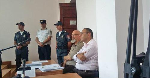 Каро Егнукян (второй справа) в зале суда. Фото: RFE/RL
