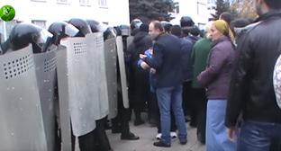 Акция жителей микрорайона Вольный аул, требовавших на площади у мэрии Нальчика встречи с мэром Арсеном Алакаевым. 31 октября 2017 г. Кадр из видео "Кавказского узла"