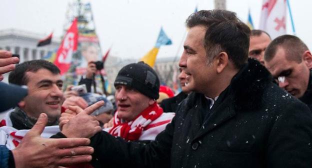 Михаил Саакашвили (справа) приветствует участников антиправительственных выступлений в Киеве. 17 декабря 2013 года. Фото https://ru.wikipedia.org/