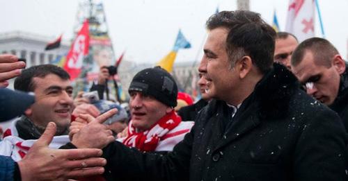 Михаил Саакашвили (справа) приветствует участников антиправительственных выступлений в Киеве. 17 декабря 2013 года. Фото https://ru.wikipedia.org/