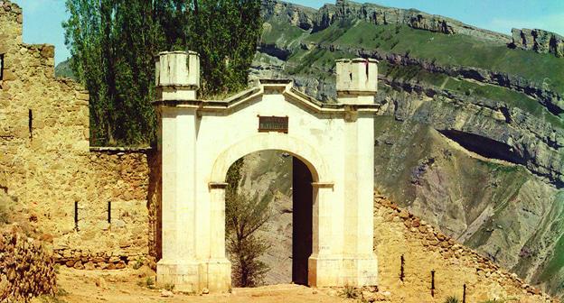 Ворота Шамиля в Гунибе. Фото С.М. Прокудин-Горский, 1904. http://prokudin-gorskiy.ru/