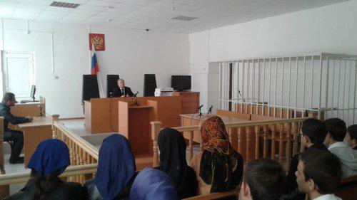 Во время экскурсии школьников в Ачхой-Мартановском районном суде. Фото  http://www.grozny-inform.ru/news/society/88926/