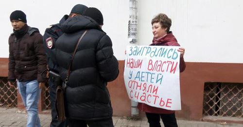 Сотрудники полиции проверили документы участников акции. Астрахань, 2 ноября 2017 г. Фото Елены Гребенюк для "Кавказского узла"