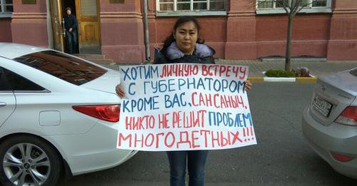 Римма Галлиулина с плакатом-обращением к губернатору. Астрахань, 2 ноября 2017 г. Фото Елены Гребенюк для "Кавказского узла"