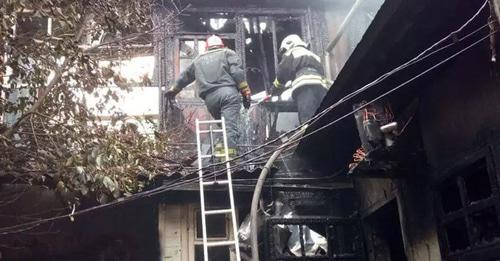 Пожар в аварийной доме в Сочи. 6 ноября 2017 года. Фото предоставлено Сочинским гарнизоном пожарной охраны
