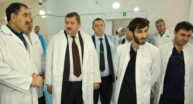 В реанимации Ингушской республиканской клинической больницы глава республики  Юнус-Бек Евкуров (слева) навестил сотрудников правоохранительных органов,  раненных при нападении на пост ДПС. 6 ноября 2017 года. Фото http://www.ingushetia.ru