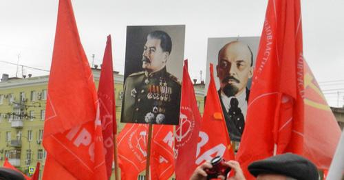 Портреты Ленина и Сталина. Волгоград, 7 ноября 2017 г. Фото Татьяны Филимоновой для "Кавказского узла"