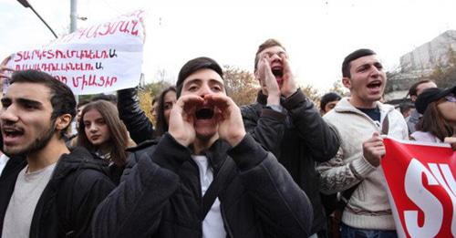 Студенты проводят забастовку с требованием отозвать закон об отмене отсрочки от армии. Ереван, 8 ноября 2017 г. Фото https://news.day.az