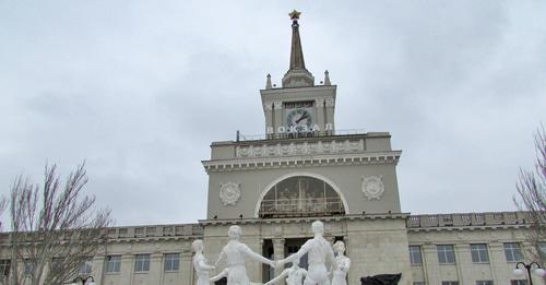 Часы на здании железнодорожного вокзала в Волгограде. Фото Вячеслава Ященко для "Кавказского узла"