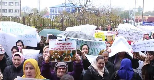 В Грозном прошел пикет жителей Чечни. 9 ноября 2017 г. Кадр из видео пользователя Чечня Сегодня https://www.youtube.com/watch?v=q3_OmzqNQPo
