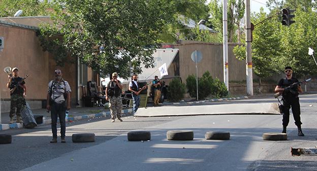 Члены отряда «Сасна Црер» охраняют въезд на территорию полка. Июль 2016 года. Фото Тиграна Петросяна для "Кавказского узла"