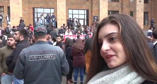Акция протеста в Ереване из-за возможной отмены отсрочки от армии. Кадр из видео пользователя AysorTV https://www.youtube.com/watch?v=FGLBZ2UVwk4
