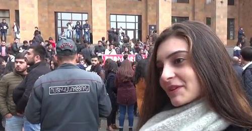 Акция протеста в Ереване из-за возможной отмены отсрочки от армии. Кадр из видео пользователя AysorTV https://www.youtube.com/watch?v=FGLBZ2UVwk4