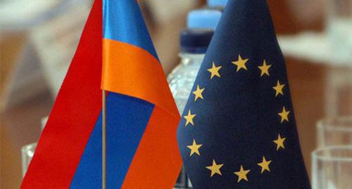 Флаги Армении и ЕС. Фото http://vpoanalytics.com/2017/09/26/soglashenie-armenii-s-es-prostranstvo-neponimaniya-ili-koridor-vozmozhnostej/