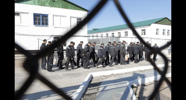 Заключенные в колонии. Фото http://kaspyinfo.ru/v-astrahanskoj-kolonii-zakljuchennye-uderzhivali-nadzeratelja/
