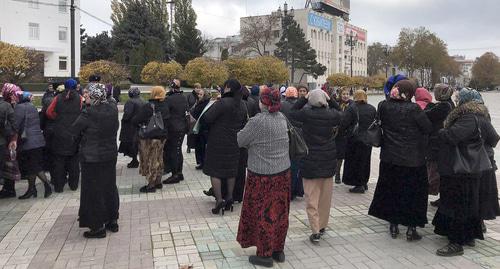 Участники акции протеста погорельцев рынка Дагэлектромаш на центральной площади Махачкалы. Фото Патимат Махмудовой для "Кавказского узла"