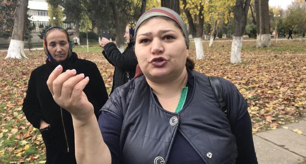 Участники акции протеста погорельцев с рынка "Дагэлектромаш". Махачкала, 14 ноября 2017 года. Фото Патимат Махмудовой для "Кавказского узла"