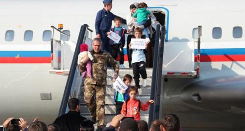 Пассажиры самолёта, прилетевшего из Сирии в Чечню 13 ноября Фото: grozny-inform.ru