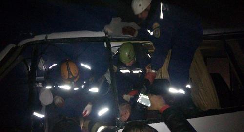Спасательные работы на месте ДТП. Фото http://dontr.ru/novosti/prichina-avarii/