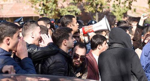 Акция протеста студентов. Фото © Sputnik/ Aram Nersesyanhttps://ru.armeniasputnik.am/politics/20171115/9453761/studenty-perekryli-podezdy-k-nacsobraniyu-armenii.html