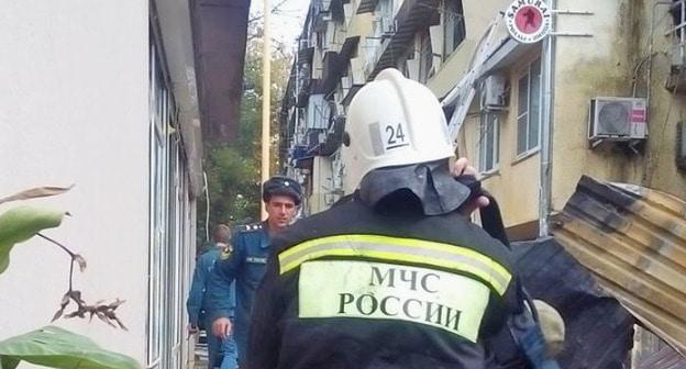 Сотрудник МЧС на месте пожара. Сочи, 14 ноября 2017 г. Фото Светланы Кравченко для "Кавказского узла"