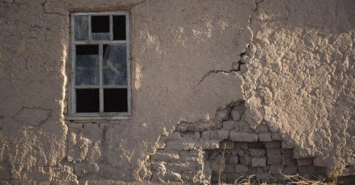 Дом, пострадавший от землетрясения. Фото Sputnik/Табылды Кадырбеков