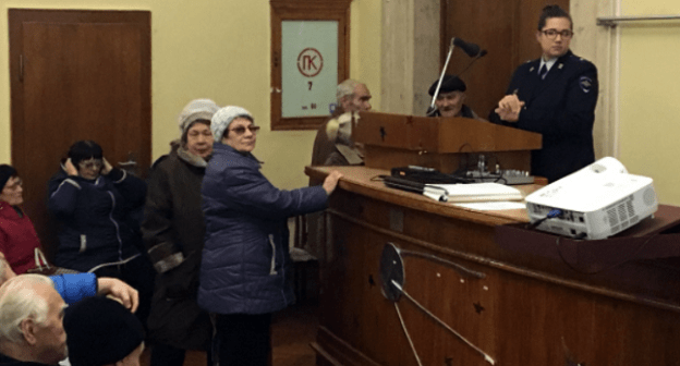 Встреча обманутых вкладчиков кредитно-потребительского кооператива "Волгоградский Фонд Сбережений"  и сотрудникам УМВД России по г. Волгограду по расследованию организованной преступной деятельности в сфере экономики. Фото  http://v102.ru/investigation/68661.html 