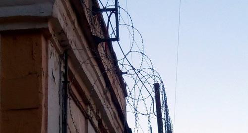 Стена режимного объекта. Фото Нины Тумановой для "Кавказского узла"