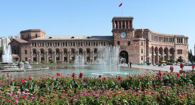 Здание правительства Армении. Фото Rita Willaert - http://www.flickr.com/photos/rietje/2906603943/in/set-72157607531265304/